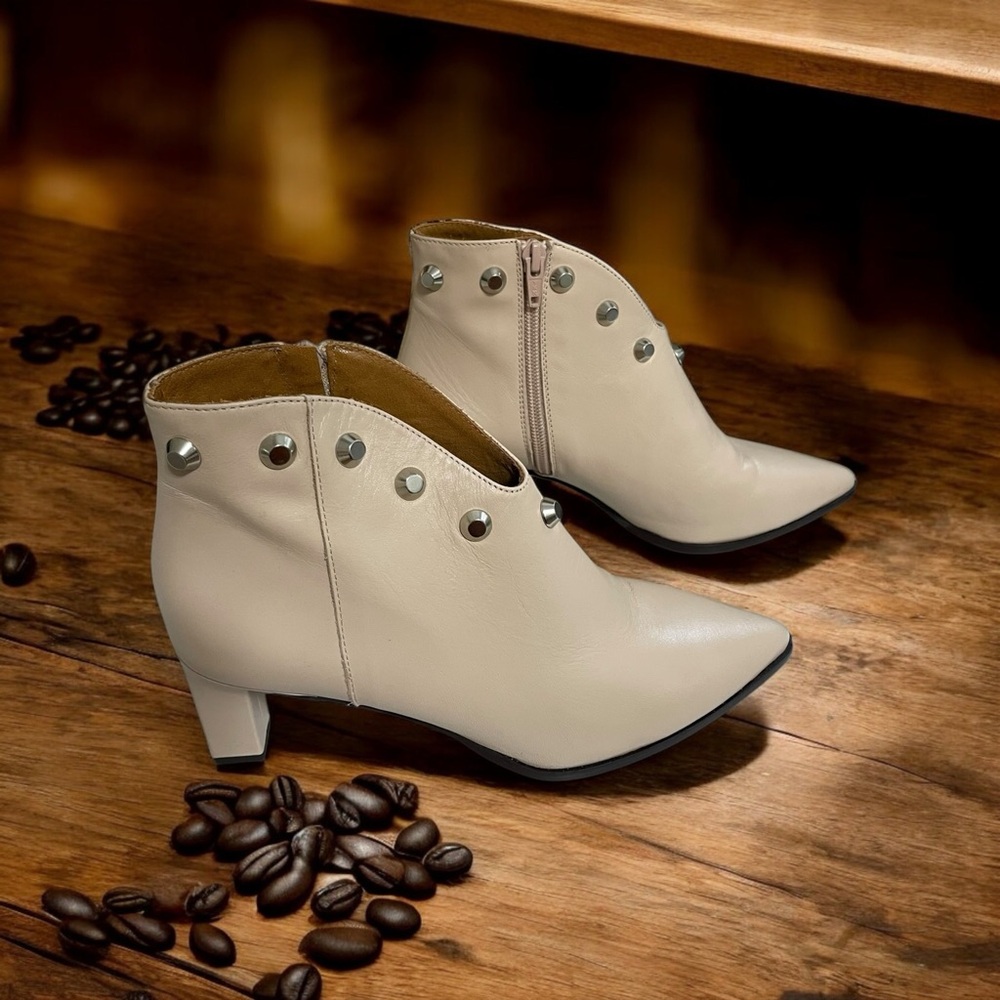 Javiera Leather Ankle Boots Size 8.5 Made in Spain LIGHT BEIGE Snaps Ankle Zip